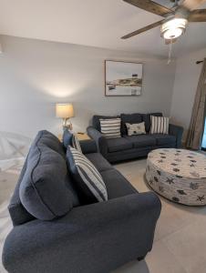 Posezení v ubytování NEW condo! Just 15 min to Ft Myers and Sanibel beach! Great Location!!