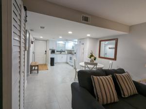 Kuchyň nebo kuchyňský kout v ubytování NEW condo! Just 15 min to Ft Myers and Sanibel beach! Great Location!!