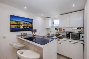 A kitchen or kitchenette at A1 - modern luxury apt w 2 balconies & sea view