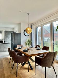 uma cozinha e sala de jantar com mesa e cadeiras em Ferienhaus Oldenburg em Oldenburg