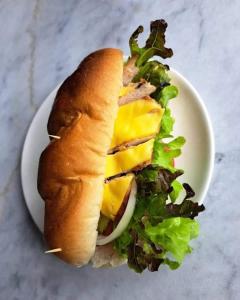 un sándwich con queso y una ensalada en un plato en Namu Hotel, en Pai
