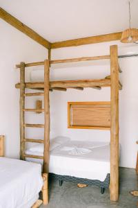 two bunk beds in a room with a ladder at Recanto Sole Luna in Maresias