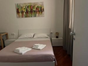 een slaapkamer met een bed met twee handdoeken erop bij Una Rosa Blu in Salerno