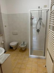 uma casa de banho com um chuveiro, um WC e um lavatório. em Appartamento in Franciacorta vicino al Lago Iseo em Corte Franca