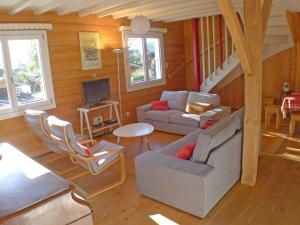 un soggiorno con un divano e una TV di Chalet Gentiane à Samoëns - Idéal pour vacances familiales ou entre amis, calme et confort assuré - FR-1-629-88 a Samoëns