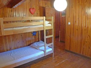 Camera in legno con letti a castello. di Chalet Gentiane à Samoëns - Idéal pour vacances familiales ou entre amis, calme et confort assuré - FR-1-629-88 a Samoëns