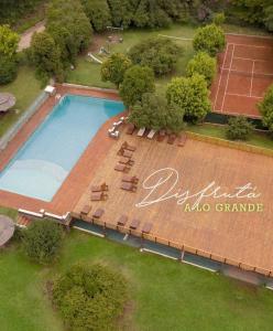 z widokiem na basen z krzesłami i kort tenisowy w obiekcie HOSTAL CRUZ CHICA w mieście La Cumbre