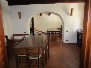 Un comedor con mesa y sillas de madera. en Magnifica Casa, en Mendicino