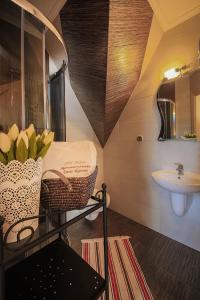 baño con lavabo y jarrón de flores en Folk Resort Domki i Apartamenty, en Murzasichle