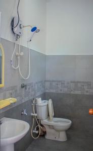 La salle de bains est pourvue d'une douche, de toilettes et d'un lavabo. dans l'établissement Cliff house, à Weligama