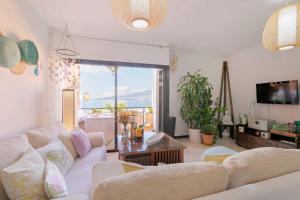 TV a/nebo společenská místnost v ubytování Luxury With Direct Access To The sea, Two Pools , One Of Them Saltwater, Panoramic Views Of The Sea And Hidden Coves