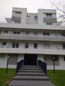 un immeuble avec des escaliers en face de celui-ci dans l'établissement Suite Privée à Bordeaux Caudéran, à Bordeaux