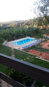 カショエイラ・ド・カンポにあるSítio da Serra em Ouro Preto MGの庭のスイミングプールを望めます。