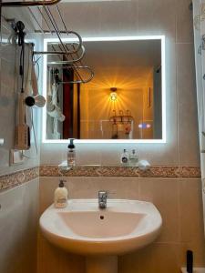 een badkamer met een wastafel en een spiegel bij Appartement Casita de Ermita Old Town Calpe in Calpe
