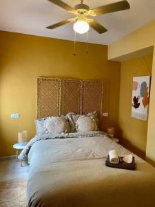 een slaapkamer met een groot bed en een plafondventilator bij Appartement Casita de Ermita Old Town Calpe in Calpe