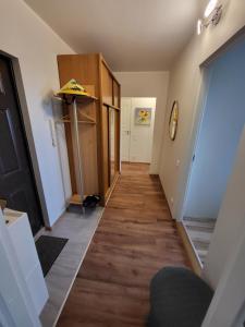 - un couloir avec parquet dans une maison dans l'établissement LASNA Place, à Iru