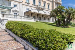 un edificio con un montón de arbustos delante de él en HOTIDAY Hotel Livorno, en Livorno