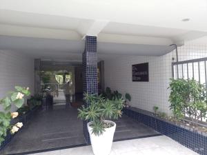 a hallway of a building with potted plants at PRIME Beach do Forte, Polo Gourmet, e Praia do Forte a Pé in Cabo Frio