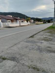 an empty road in a town with houses on it at Pousada Flor da Serra in Urubici