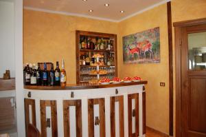 un bar en una habitación con botellas de vino en B&B La Tana Dell'orso, en Villalago