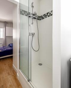 W łazience znajduje się prysznic ze szklanymi drzwiami. w obiekcie 1 bedroomed Apartment Repos w Paryżu