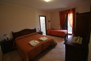 a hotel room with two beds and a window at B&B La Tana Dell'orso in Villalago
