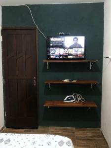 TV a/nebo společenská místnost v ubytování Suíte, Bem localizado em Morro de São Paulo Ba