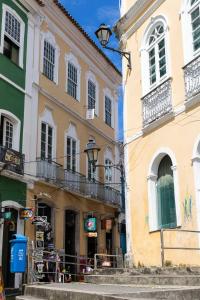 une rue avec des bâtiments et des escaliers dans une ville dans l'établissement Casarão de época , Stúdios até 6 hóspedes., à Salvador