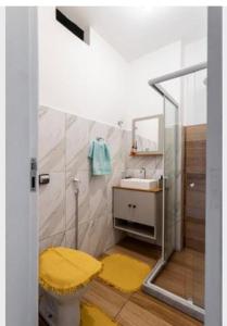 e bagno con doccia, servizi igienici e lavandino. di Apartamento Copacabana a Rio de Janeiro