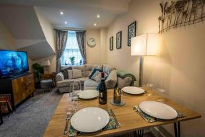 Khu vực ghế ngồi tại Cosy Cottage in Central Kendal with Parking!