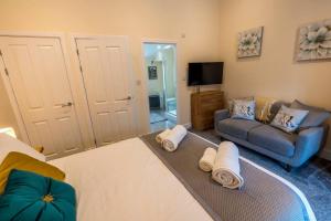 uma sala de estar com uma cama e um sofá em Cosy Cottage in Central Kendal with Parking! em Kendal