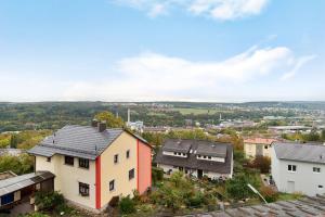 Blick auf die Stadt von einem Gebäude in der Unterkunft Charmante Dachgeschosswohnung in Pforzheim