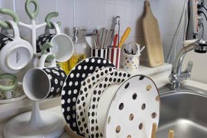 - un comptoir de cuisine avec des casseroles et des poêles sur un évier dans l'établissement Cottenbeach2, à Sokcho