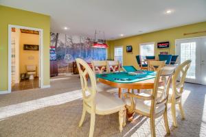 Fotografie z fotogalerie ubytování Spacious Norfork Lake Home Game Room and Views! v destinaci Elizabeth