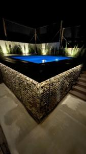 uma piscina à noite com uma piscina azul em #Casa957...Glam Rural Living! em Priego de Córdoba