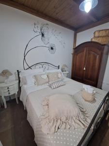 - une chambre avec un grand lit et une tête de lit en bois dans l'établissement Cacciatrici di orizzonti casa vacanze, à Lanuvio