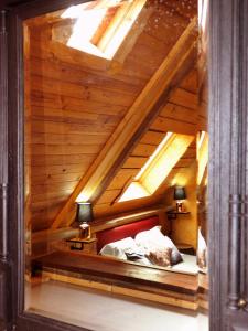 CamlezにあるBretagne Atypique, dormir dans un ancien Couventの木製天井のベッド1台が備わる部屋
