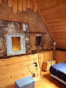 CamlezにあるBretagne Atypique, dormir dans un ancien Couventの木製の天井が特徴のベッドルーム1室(ベッド1台付)