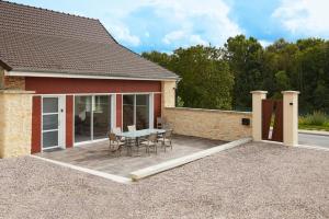 une terrasse avec une table et des chaises devant une maison dans l'établissement Paradis Champenois, à Damery