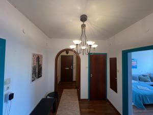 Stylish Youthful Condo in the Heart of Mödling, Fiatalos Boldog Otthon Mödling Szivébenにあるベッド
