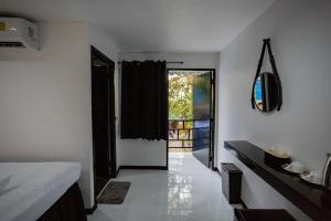 Pokój z sypialnią z drzwiami prowadzącymi na balkon w obiekcie The Bright House, Koh Phi Phi w Ko Phi Phi +37 zdjęć
