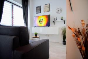 ein Wohnzimmer mit einem Sofa und einem TV in der Unterkunft ☆Nostalgie Apartment I Innenstadt I Smart TV I Küche in Kaiserslautern