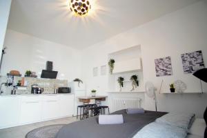 1 Schlafzimmer mit einem Bett und einer Küche in der Unterkunft ☆Nostalgie Apartment I Innenstadt I Smart TV I Küche in Kaiserslautern