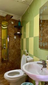 Ett badrum på Al-Amer Hostel 2