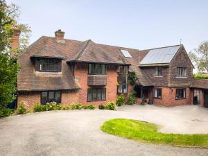 a large brick house with a large driveway at Riverbank house - Cookham in Cookham