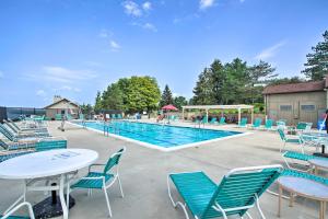 Πισίνα στο ή κοντά στο Lakeside Retreat in Dewittville with Pool Access!