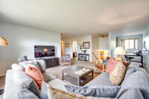 un soggiorno con divano e TV di Laramie Vacation Rental 3 Mi to Downtown! a Laramie