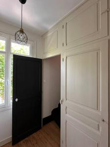 a room with a black door and a window at Luxueuse maison Hypercentre Dieppe in Dieppe
