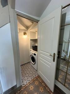 a small bathroom with a door to a laundry room at Luxueuse maison Hypercentre Dieppe in Dieppe