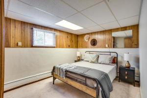1 dormitorio con cama y espejo en Laramie Vacation Rental 3 Mi to Downtown!, en Laramie